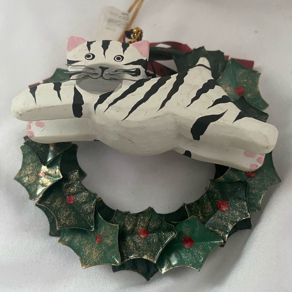 Vintage Christmas Ornament white tiger Cat Holly Metal Wreath wood cat figurine - Picture 5 of 14
